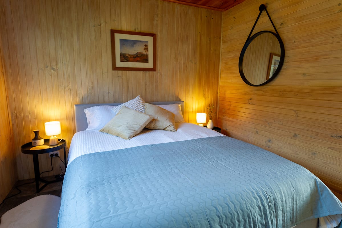 Queen bedroom at Allens Cottage